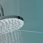 Le remplacement d’un pommeau de douche incombe-t-il au bailleur ?